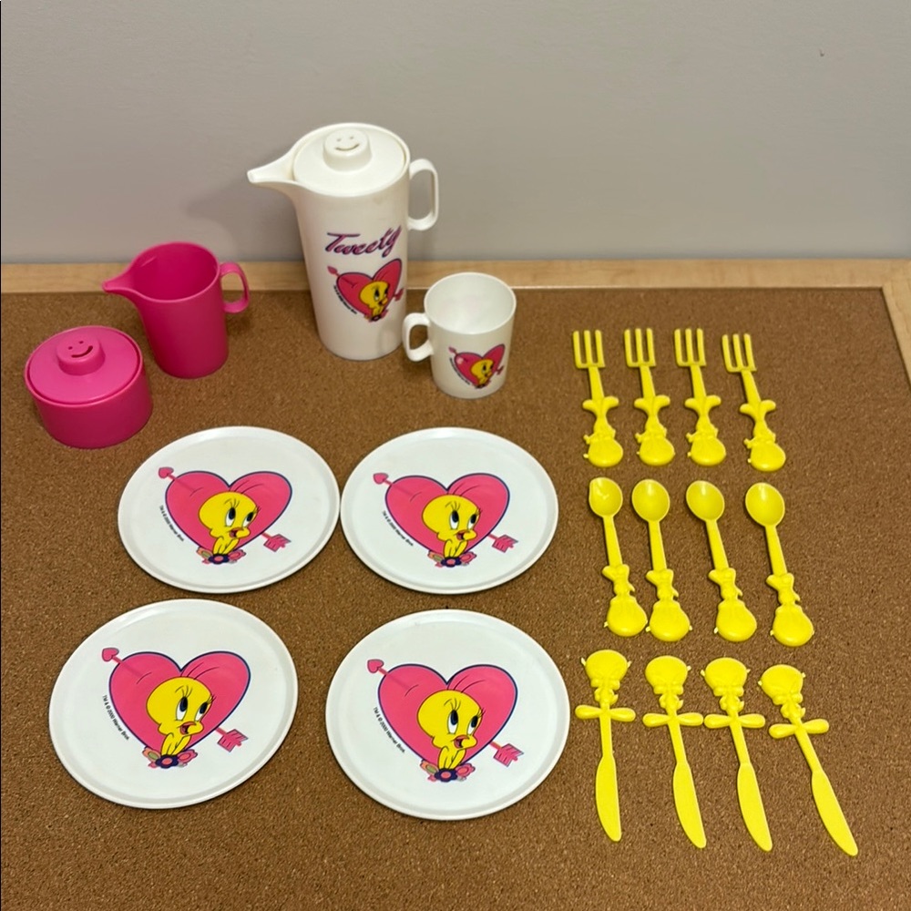 Vintage Warner Brothers Looney Tunes Tweety Bird Tea Party Play Kitchen Dishes